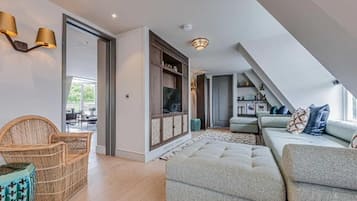 Family Apartment, Ensuite, City View | Lounge
