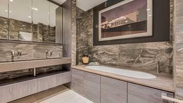 Superior Apartment, Ensuite | Bathroom | Shower, hair dryer, towels, soap
