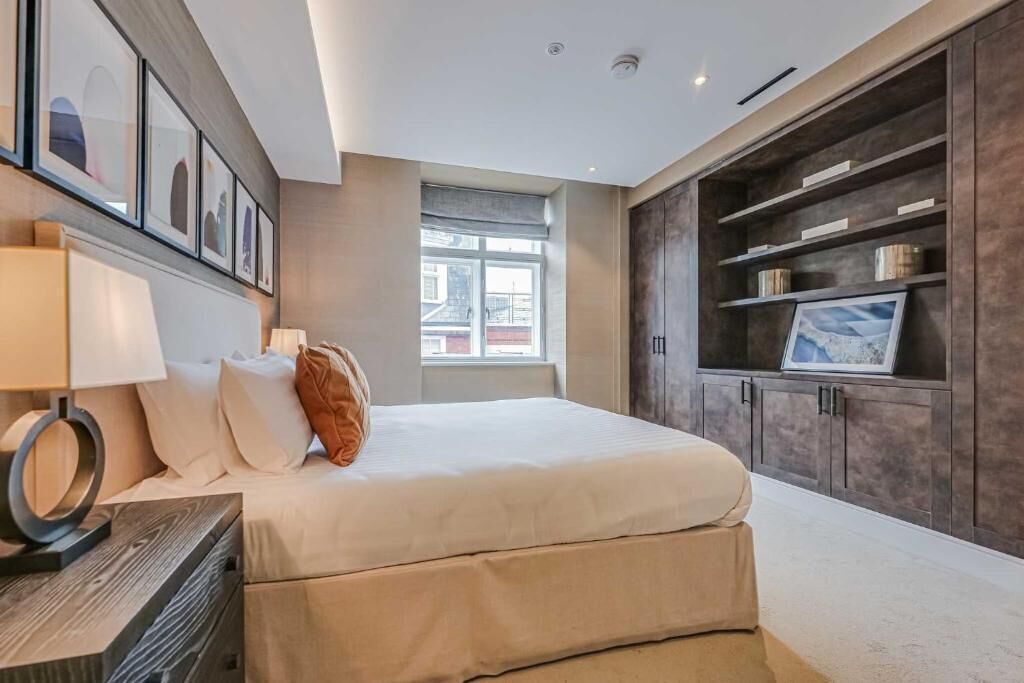 Superior appartement, en-suite badkamer | Een bureau, een laptopwerkplek, geluiddichte muren