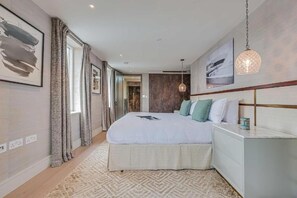 Apartamento panorámico, baño privado | Escritorio y espacio para trabajar con un portátil