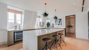 Ático, 3 habitaciones | Cocina privada | Frigorífico, microondas, horno y placa de cocina