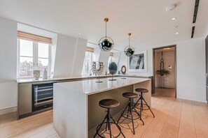 3 Bedroom Duplex Penthouse | Private kitchen | Fridge, microwave, oven, stovetop - Westminster Apartments by D'montrio (London)