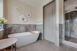 Apartamento família, suíte, vista para a cidade | Banheiro | Chuveiro, secador de cabelo, toalhas de banho, sabonete