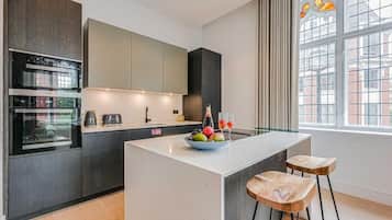 Apartment, Ensuite | Shared kitchen | Fridge, microwave, oven, stovetop