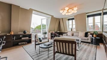 Family Apartment, Ensuite, City View | Lounge