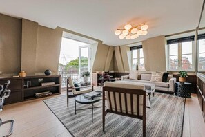 Apartamento familiar, baño privado, vistas a la ciudad | Salón