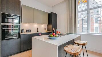 Apartment, Ensuite | Shared kitchen | Fridge, microwave, oven, stovetop