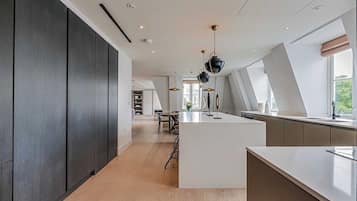 Ático, 3 habitaciones | Escritorio y espacio para trabajar con un portátil