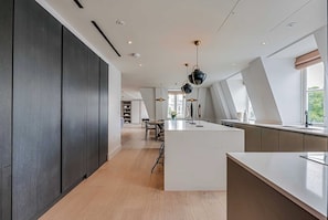 3 Bedroom Duplex Penthouse | Desk, laptop workspace, iron/ironing board, free WiFi - Westminster Apartments by D'montrio (London)