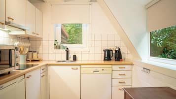Bungalow | Private kitchen | Fridge, stovetop, cookware/dishes/utensils