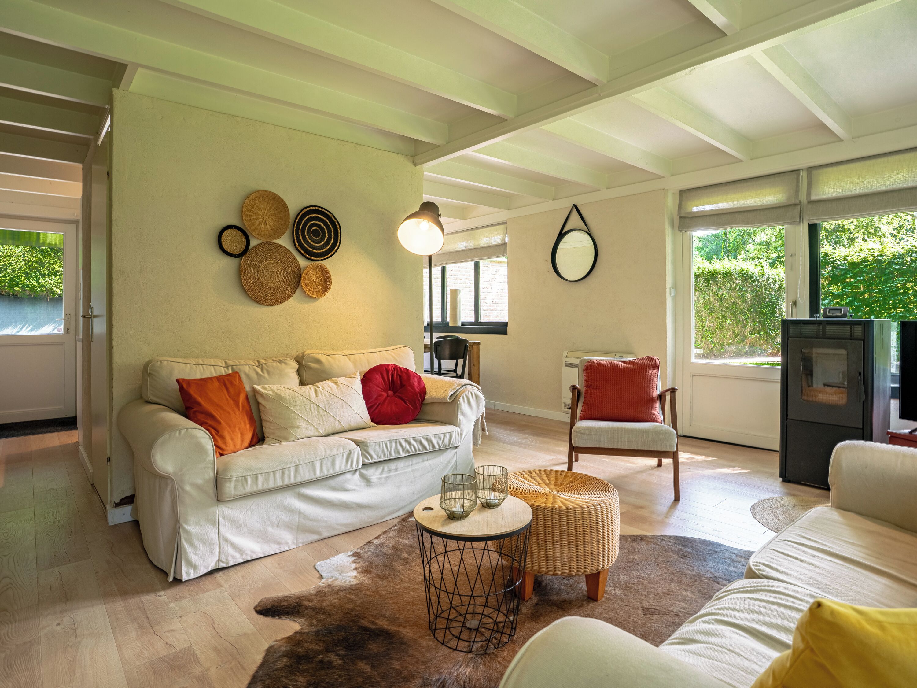 Bungalow 2 | Living area | Flat-screen TV, DVD player