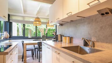 Bungalow 2 | Private kitchen | Fridge, stovetop, cookware/dishes/utensils
