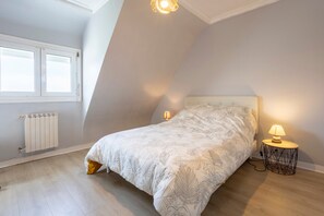 2 bedrooms, iron/ironing board, WiFi, bed sheets