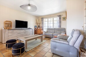 TV, fireplace - Les hortensias between land and sea - room (Plogoff)