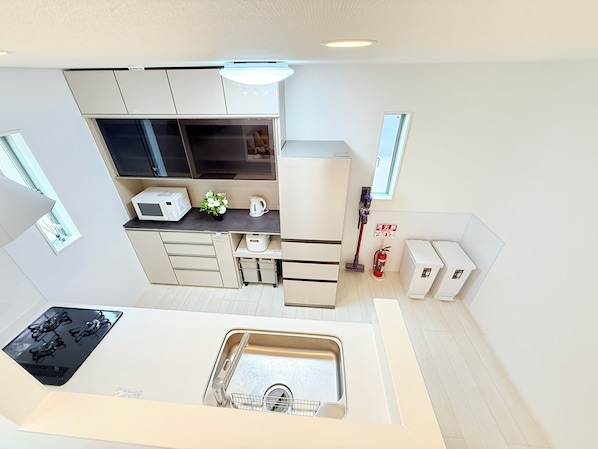 Fridge, microwave, stovetop, cookware/dishes/utensils