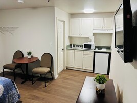 Frigorífico pequeño, microondas, placa de cocina y utensilios de cocina