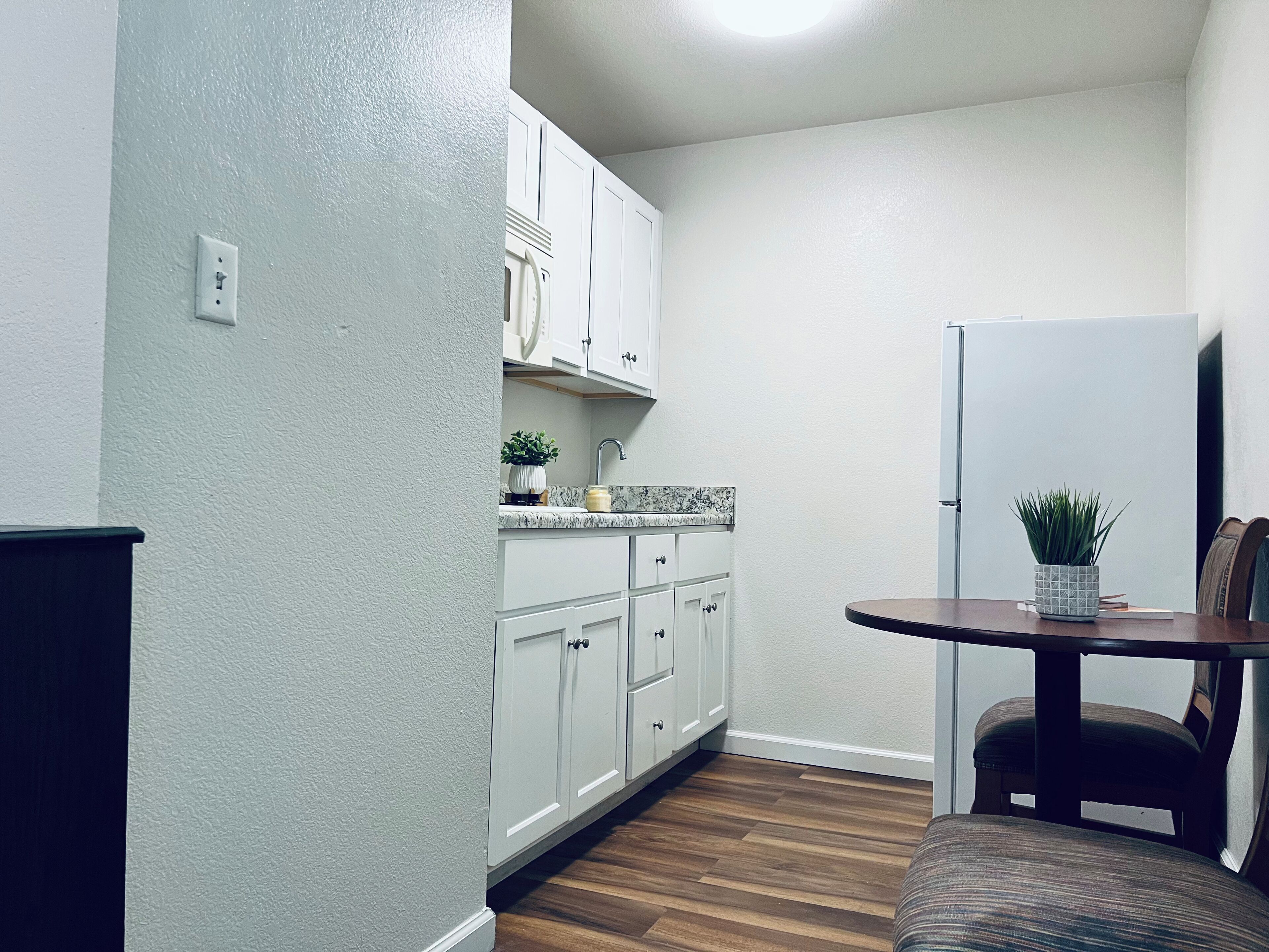 小型冷蔵庫、電子レンジ、コンロ、調理器具と食器