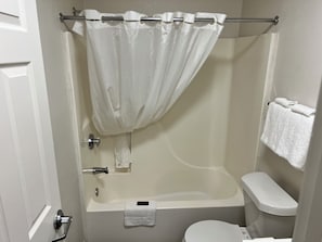 Bañera con ducha, secador de pelo, toallas, papel higiénico