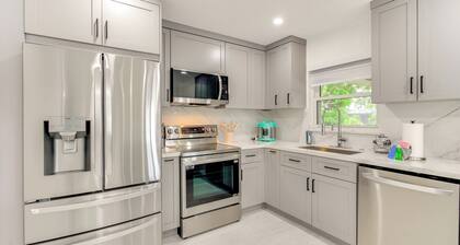 Swim, Golf & Explore: Pet-friendly Cape Coral Home