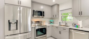 Swim, Golf & Explore: Pet-friendly Cape Coral Home