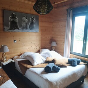 4 bedrooms, WiFi, bed sheets, wheelchair access