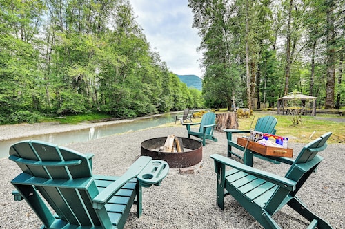 Gateway to Mt Rainier: Riverfront Haven w/ Hot Tub