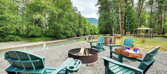 Gateway to Mt Rainier: Riverfront Haven w/ Hot Tub