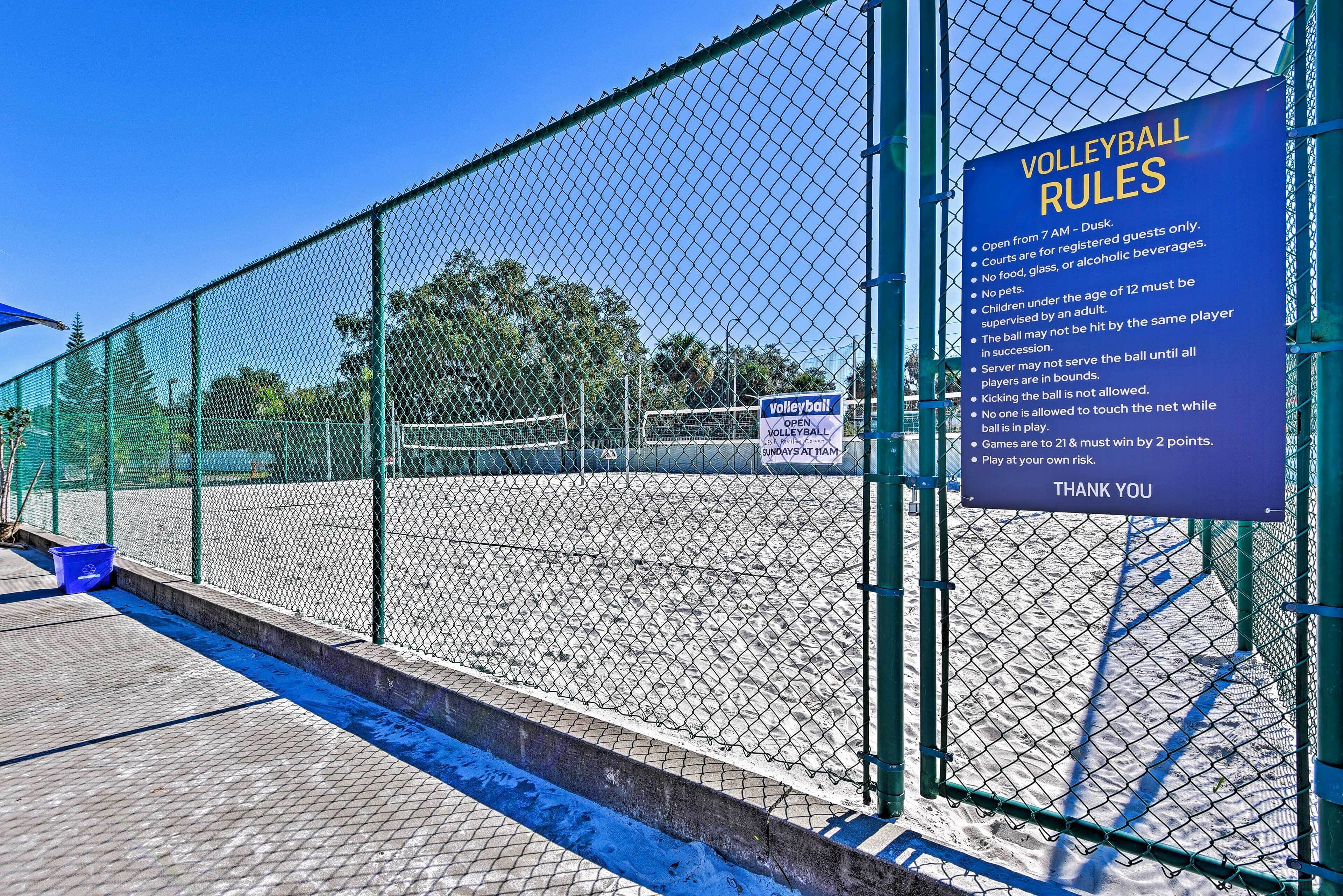 Una cancha de voleibol con un cartel que detalla las reglas.