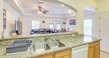 1 Mi to UF: Modern Townhome w/ Balcony