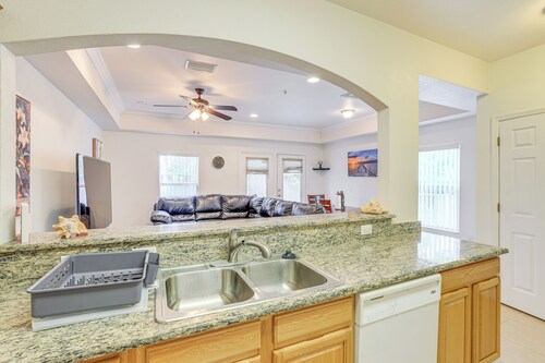 1 Mi to UF: Modern Townhome w/ Balcony