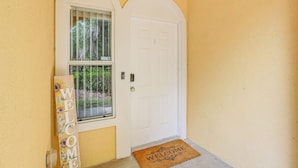A yellow house with a white door and a window. - 1 Mi to UF! Gator Game Day Retreat w/ Balcony (Gainesville)