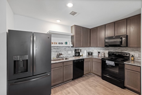House (3 Bedrooms) | Interior