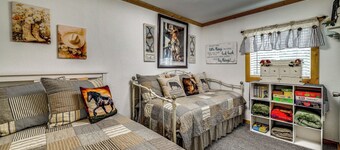 Quiet Eagar Retreat Near Lakes, Hiking & Hunting!