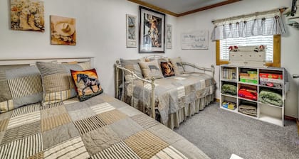 Quiet Eagar Retreat Near Lakes, Hiking & Hunting!