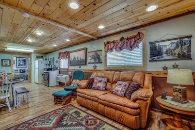 Quiet Eagar Retreat Near Lakes, Hiking & Hunting!