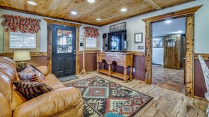 A cozy room with a leather couch, a patterned rug, and a wooden ceiling. - Quiet Eagar Retreat Near Lakes, Hiking & Hunting! (Eagar)