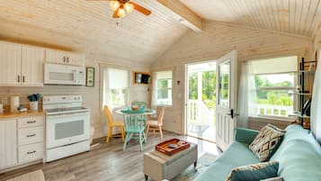 Nhà (2 Bedrooms) | Khu phòng khách | TV, sách