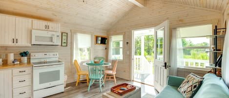 House (2 Bedrooms) | Living area | TV, books