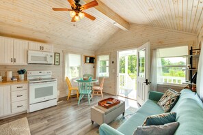 Talo (2 Bedrooms) | Oleskelualue | Televisio, kirjoja