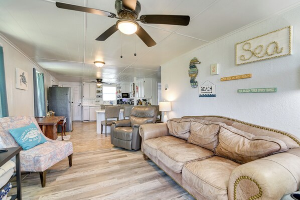 House (2 Bedrooms) | Interior - 2 Mi to Public Beach: Pet-friendly Freeport Home! (Freeport)