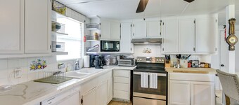 2 Mi to Public Beach: Pet-friendly Freeport Home!