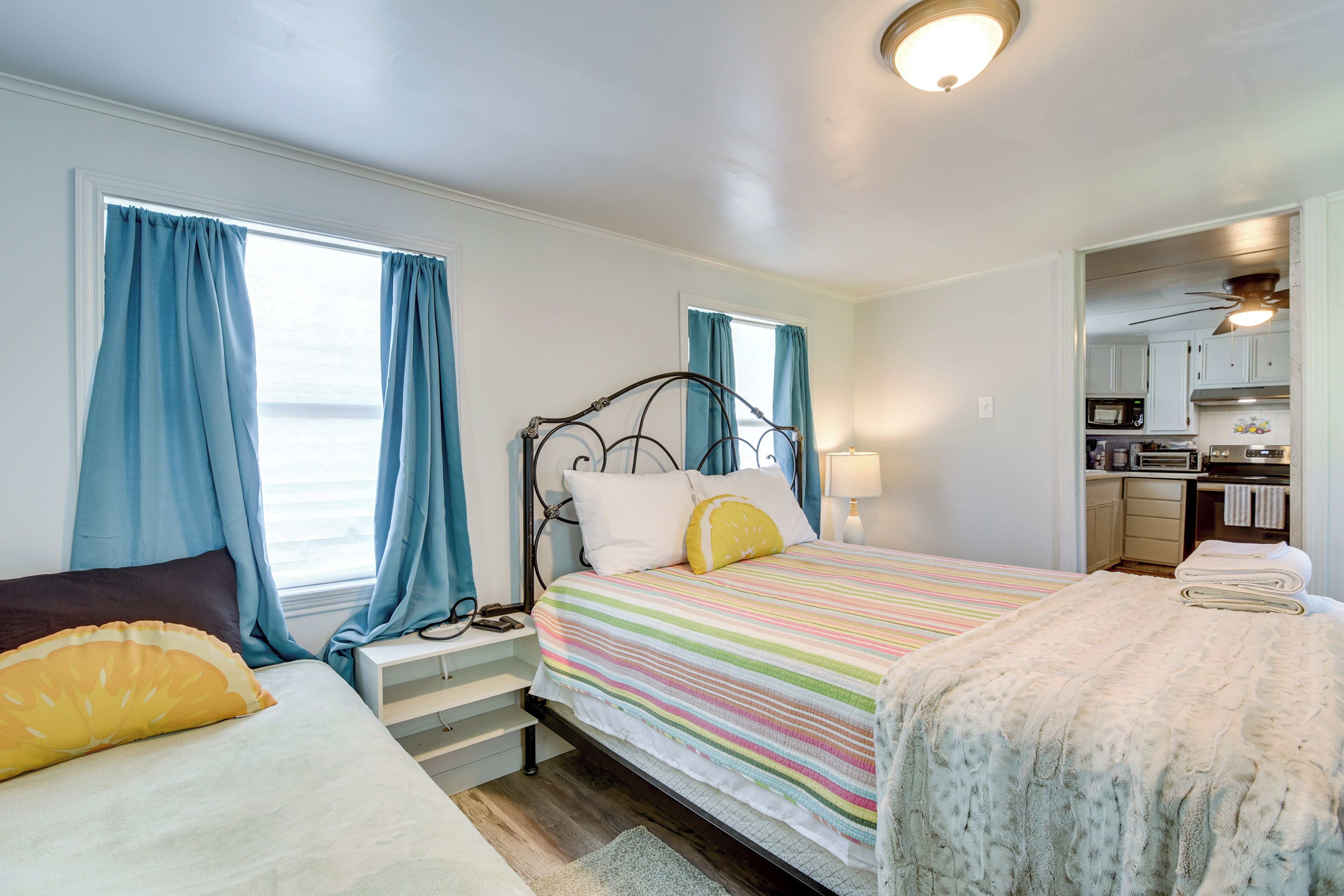 Une chambre d’hôtel comprenant un lit, une table de chevet et un coin cuisine.