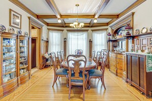 House (5 Bedrooms) | Interior