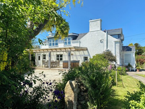 Delightful 3 bed cottage with hot tub, wood burning stove and sea views
