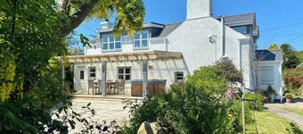 Delightful 3 bed cottage with hot tub, wood burning stove and sea views
