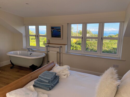 Delightful 3 bed cottage with hot tub, wood burning stove and sea views