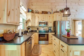 House (1 Bedroom) | Interior - 4 Mi to Fall Branch Falls: Peaceful Cabin w/ Deck (Cherry Log)