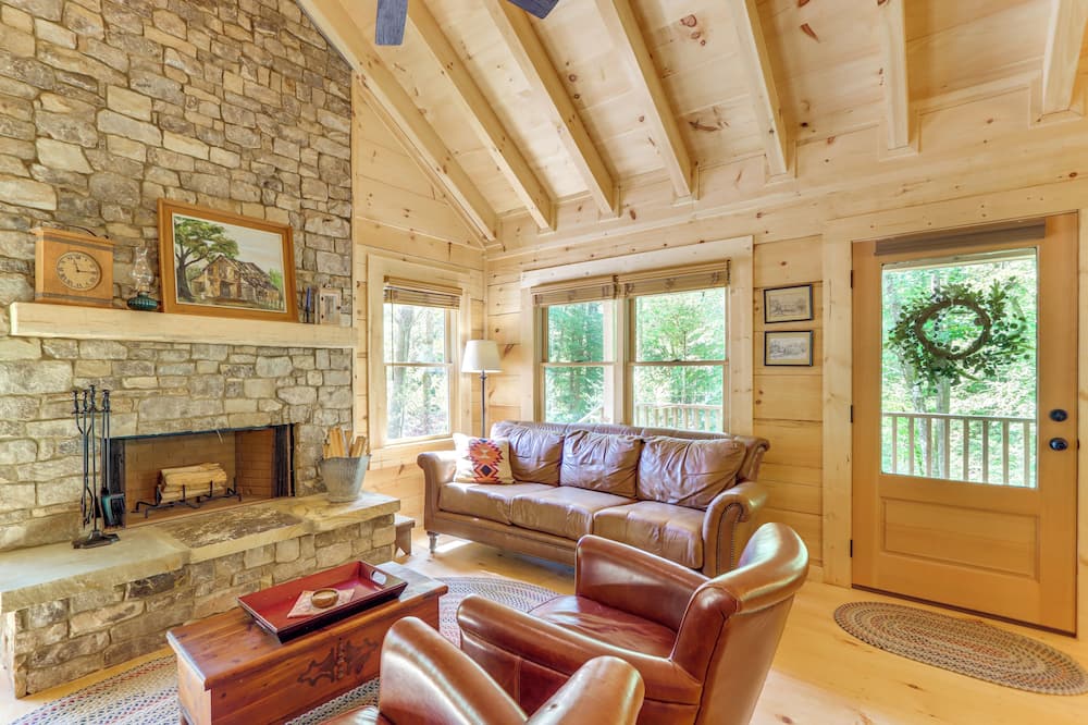 4 Mi to Fall Branch Falls: Peaceful Cabin w/ Deck - Cherry Log, GA