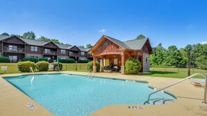 A swimming pool with a 3 FT depth marker, surrounded by a concrete deck. - Scenic Outdoor Space: Lake Keowee Retreat! (Six Mile)