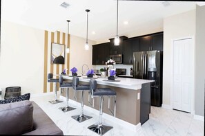 Apartment | 4 bedrooms, Internet - Stylish 4Bd w Lake View Pool Kids Themed Room (Davenport)